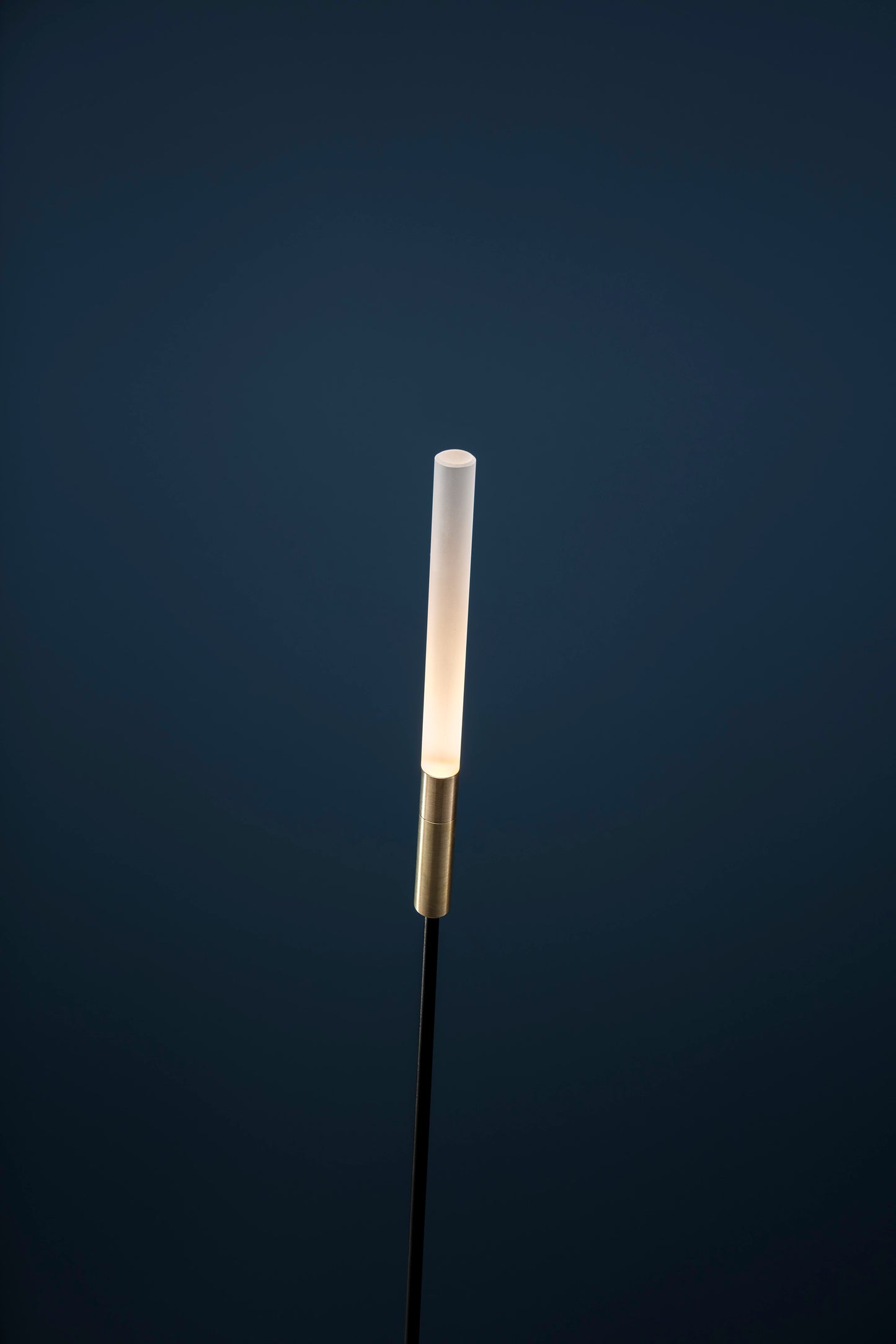Floor lamp - Syphasera / Black Stem / Brass / Opaline Glass / 65H / Cable 255 cm