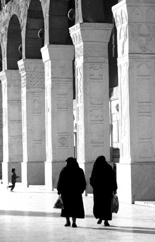 ART- LADIES IN THE MOSQUE / 50 X 63.5 CM