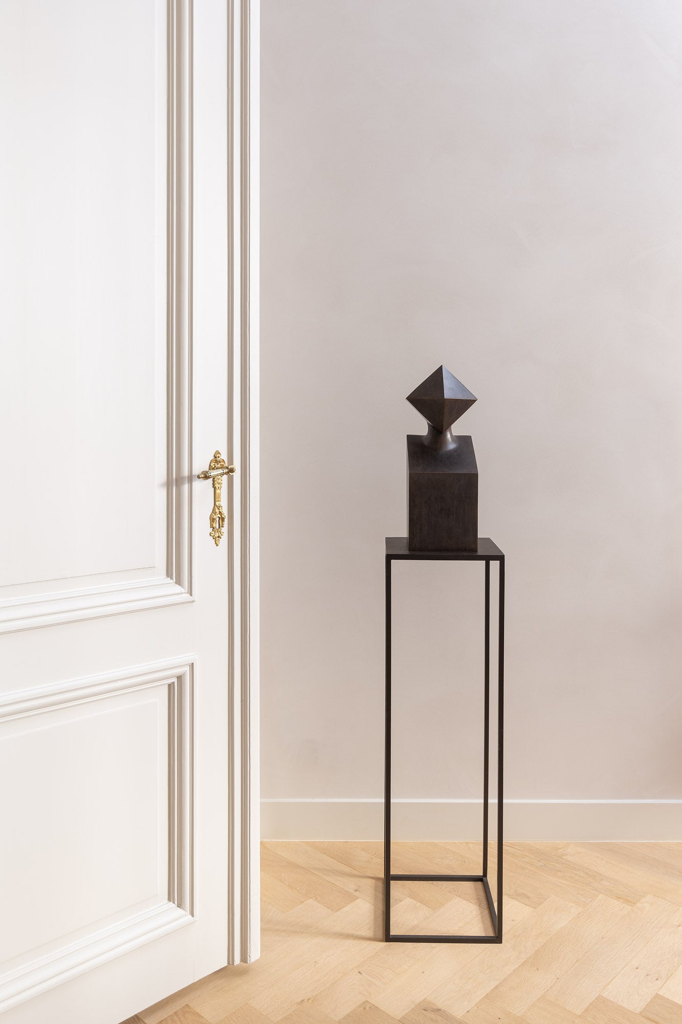 Pedestal - Metal Base / Black  / 28 x 28 x 95H