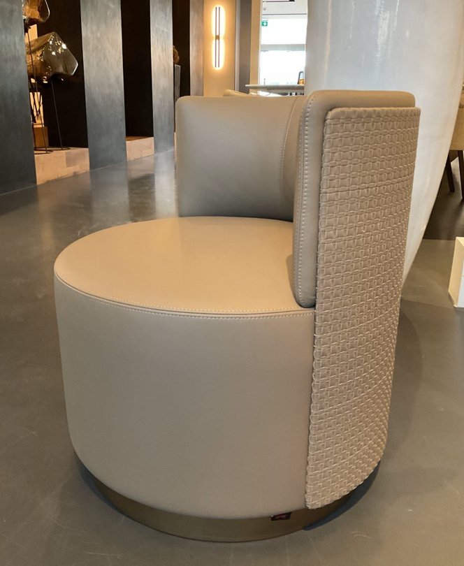 Armchair - Clubby Swivel / 62x62x69H / Seat 43H / Brush brass / Kaki / Leather 07-634 / Woven back