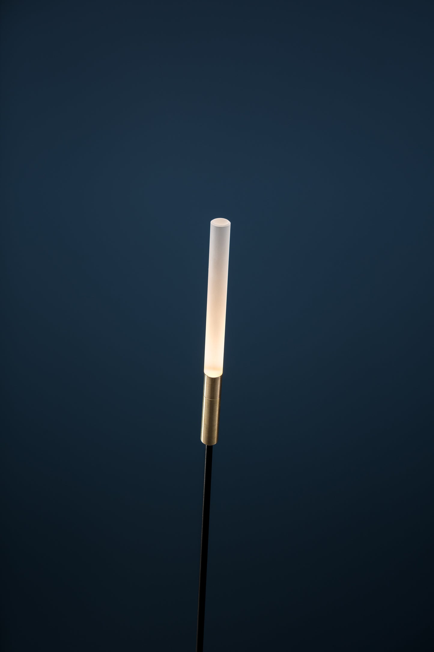 Floor lamp - Syphasera / Black Stem / Brass  / Opaline Glass / 80H / Cable 240 cm