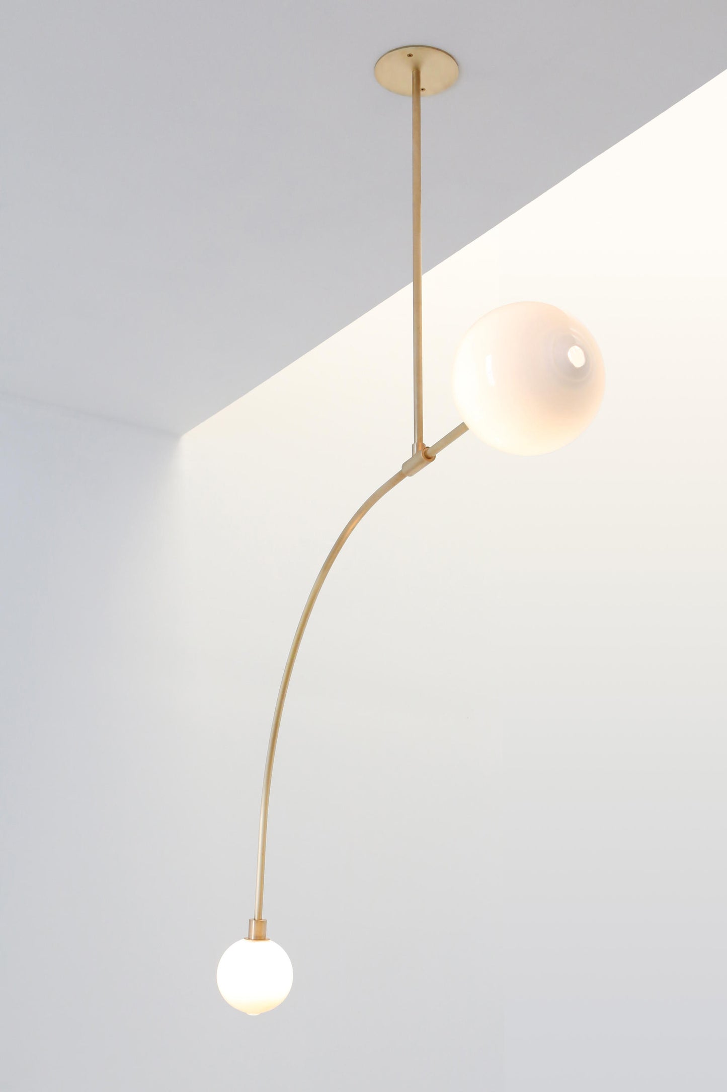 Chandelier I Pendant - Balance / 115W / 150cm drop / White / Brass