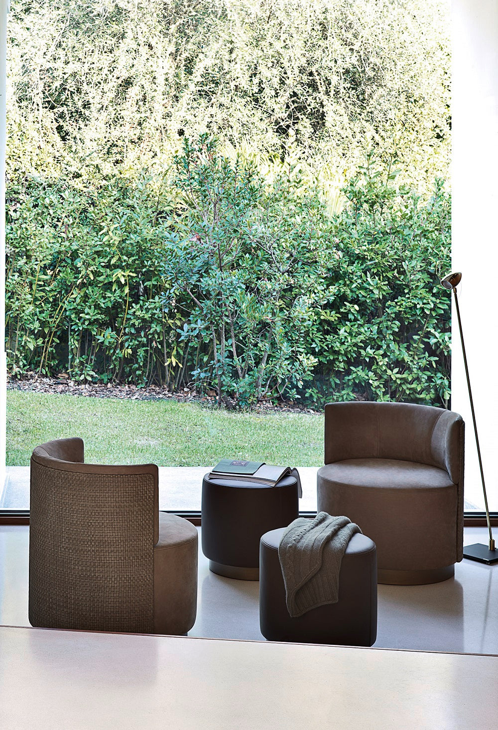 Armchair - Clubby Swivel / 62x62x69H / Seat 43H / Brush brass / Kaki / Leather 07-634 / Woven back