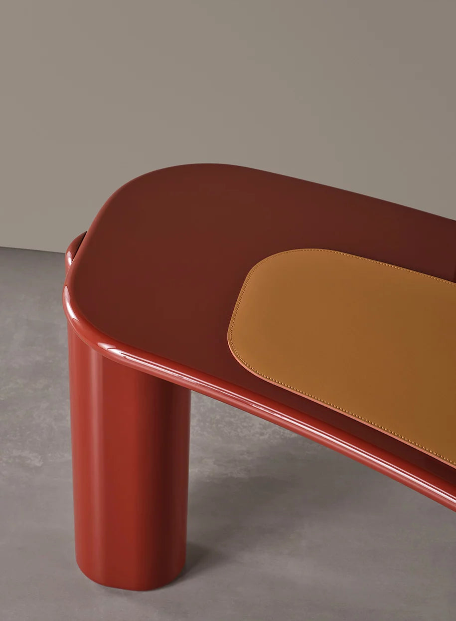 Henry Desk Glossy Lacquered with saddle leather pad