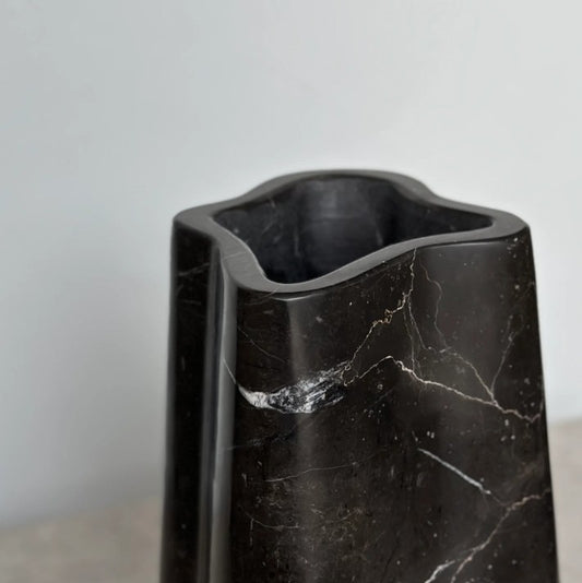 Trunk Grand Vase Shadow Black marble